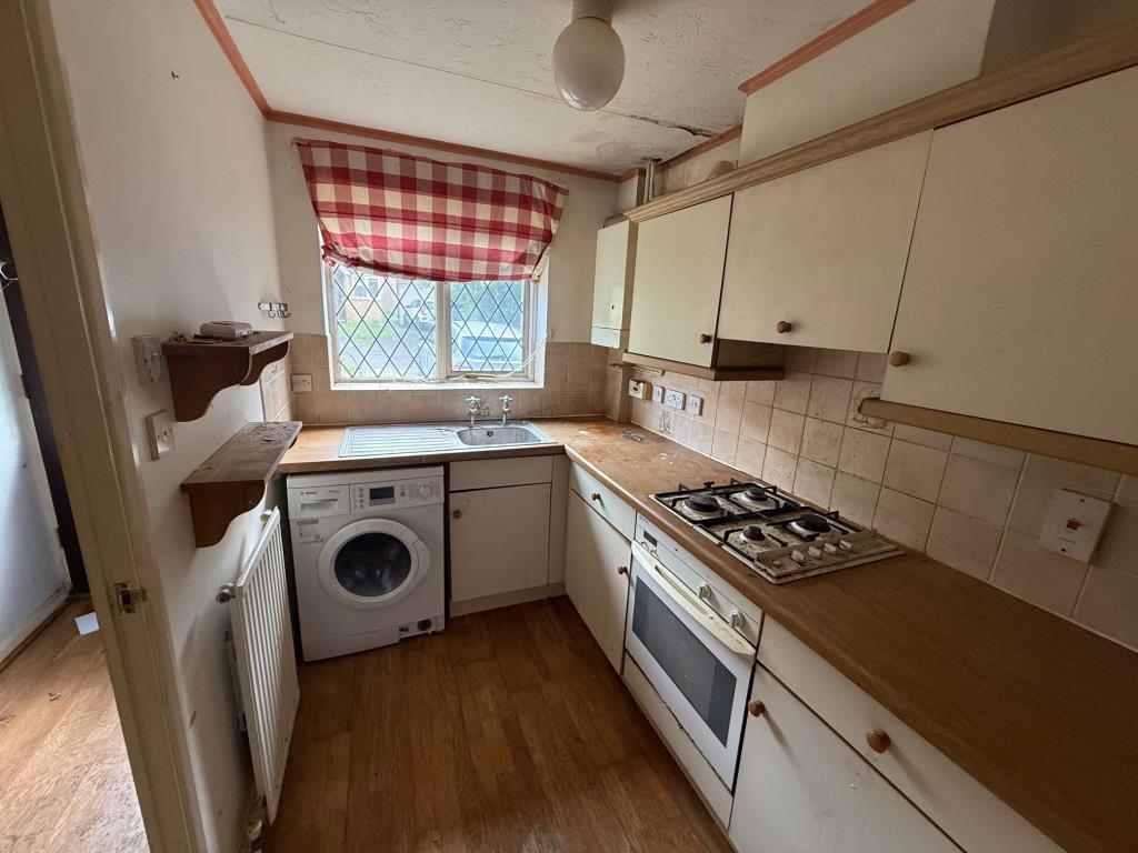Lot: 131 - HOUSE FOR IMPROVEMENT - Kitchen with integral hob and oven